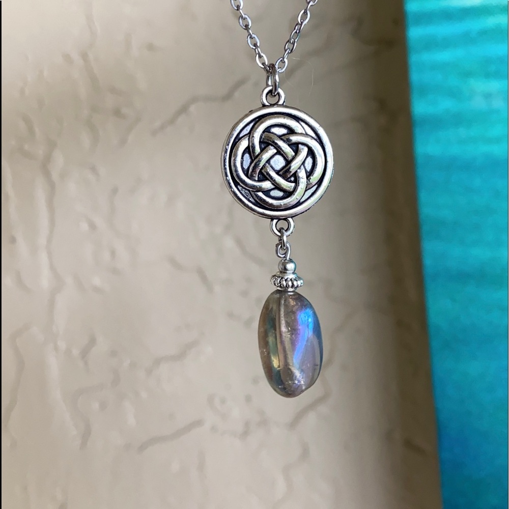 Celtic knot charm & titanium aura crystal - Picture 7 of 10